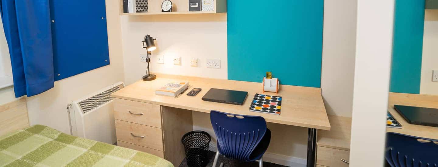 host-queens-hospital-close-student-accommodation-birmingham-en-suite-room-1-1440x550